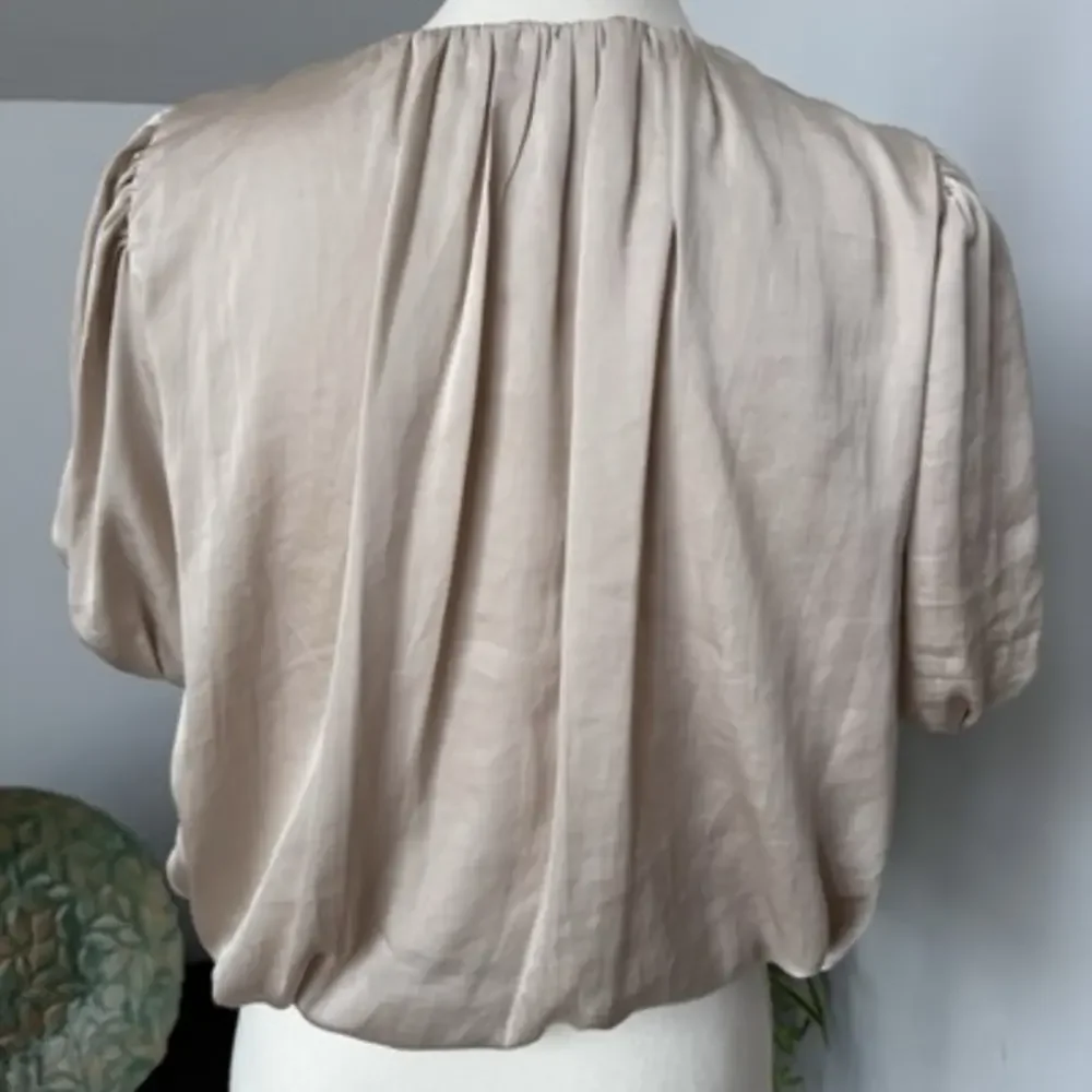 ASTR THE LABEL Women's Bubble Hem Short Sleeve V-Neck Blouse Top Champagne Small - Picture 4 of 8